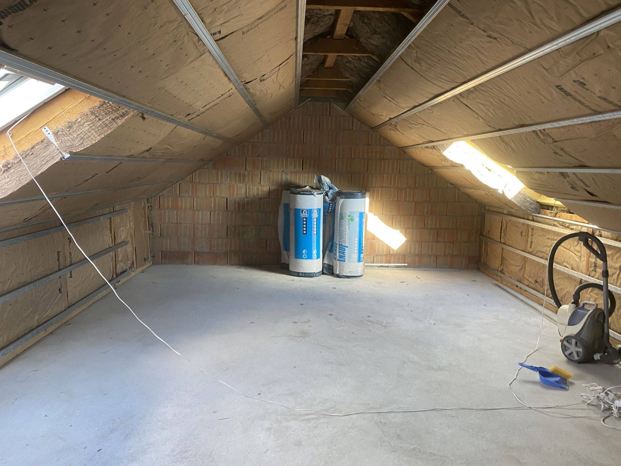 découvrez comment réaliser l'isolation des combles vous-même : astuces, choix des matériaux, étapes clés et conseils pratiques pour améliorer le confort thermique de votre maison en réduisant vos dépenses énergétiques.